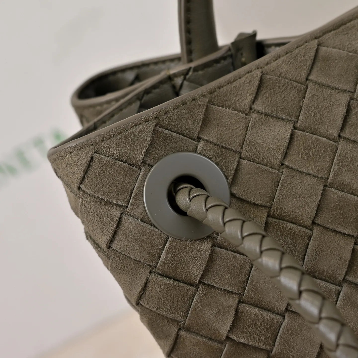 Batch 1960 #BV new suede Andiamo 🎈 Warm deerskin Andiamo for autumn and winter is here🍂 Made of cashmere calf deerskin, the touch is softer and more delicate, and the overall body is very full and high-end! The shoulder strap has a sliding metal knot buckle that can be adjusted at will. It can be carried on the shoulder/handheld/cross-body in various ways. The bag has a large capacity and is suitable for commuting/daily use/traveling. This bag is divided into small/medium/large sizes. There is always one that suits you. Then take me with you🎀🎀 Dimensions: 25x22x10.5 Model: 7463
